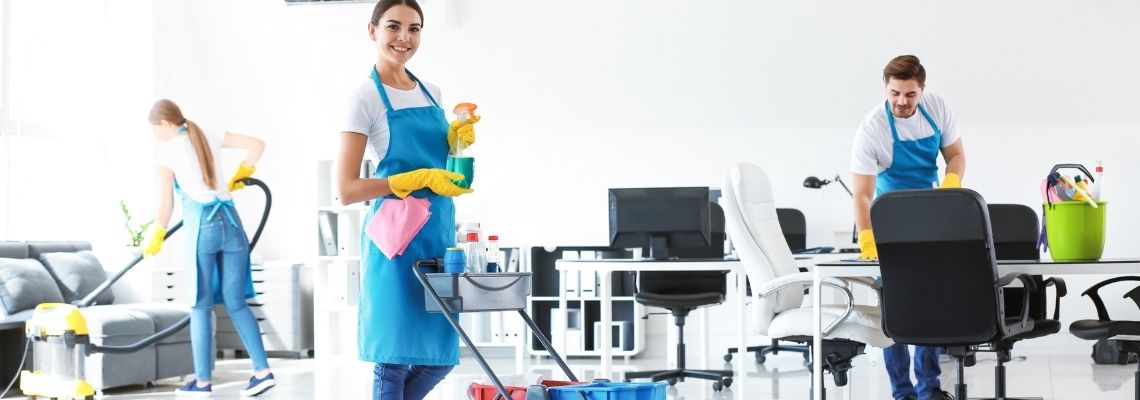Reinigungsteam der Gebäudereinigung Emine bei der Büroreinigung